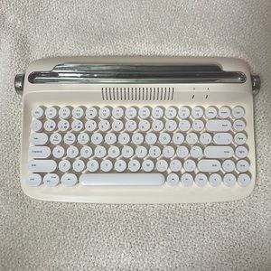 Retro Bluetooth Typewriter Keyboard with Integrated Stand for Multi-Device